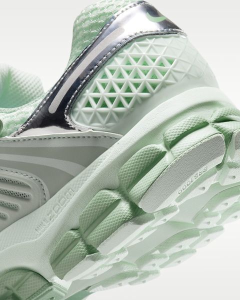Оригинальные кроссовки Nike Zoom Vomero 5 "Barely Green/Steam/Spruce Aura/Metallic Silver" (IV4311-300) IV4311-300 фото