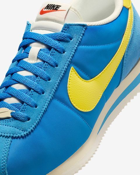 Оригінальні чоловічі кросівки Nike Cortez Textile "Light Photo Blue/Sail/Muslin/Lightning" (HF0263-402) HF0263-402 фото