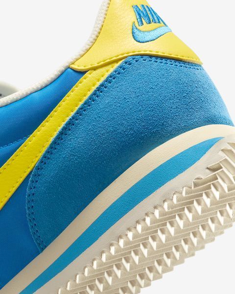 Оригінальні чоловічі кросівки Nike Cortez Textile "Light Photo Blue/Sail/Muslin/Lightning" (HF0263-402) HF0263-402 фото