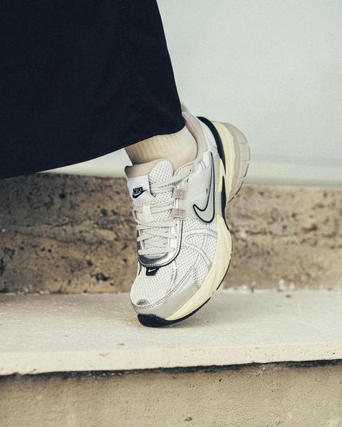 Оригінальні жіночі кросівки Nike Wmns V2K Run "Pure Platinum/Light Iron Ore" (FD0736-100) FD0736-100 фото