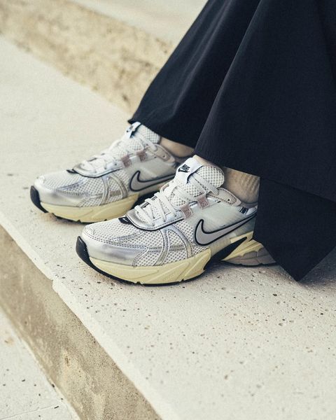 Оригінальні жіночі кросівки Nike Wmns V2K Run "Pure Platinum/Light Iron Ore" (FD0736-100) FD0736-100 фото