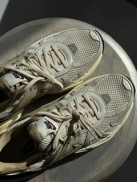 Оригінальні жіночі кросівки Nike Wmns V2K Run "Light Orewood Brown / Khaki / Earth" (FD0736-103) FD0736-103 фото