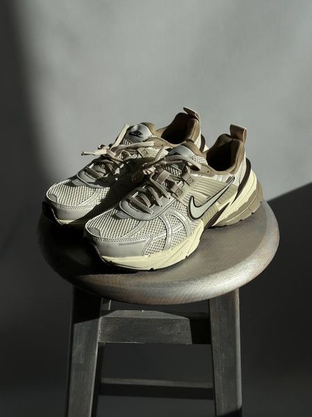 Оригінальні жіночі кросівки Nike Wmns V2K Run "Light Orewood Brown / Khaki / Earth" (FD0736-103) FD0736-103 фото