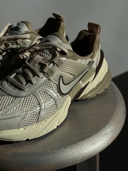 Оригінальні жіночі кросівки Nike Wmns V2K Run "Light Orewood Brown / Khaki / Earth" (FD0736-103) FD0736-103 фото
