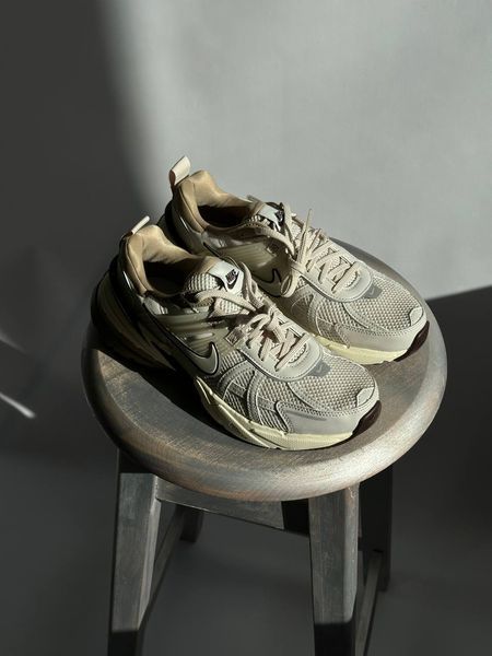 Оригінальні жіночі кросівки Nike Wmns V2K Run "Light Orewood Brown / Khaki / Earth" (FD0736-103) FD0736-103 фото