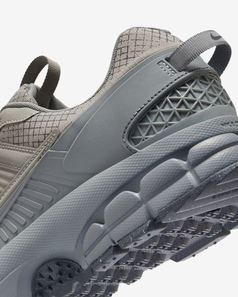 Оригінальні чоловічі кросівки Nike Zoom Vomero Roam "Metallic Pewter/Cool Grey/Anthracite/Metallic Pewter" (HV6901-001) HV6901-001 фото