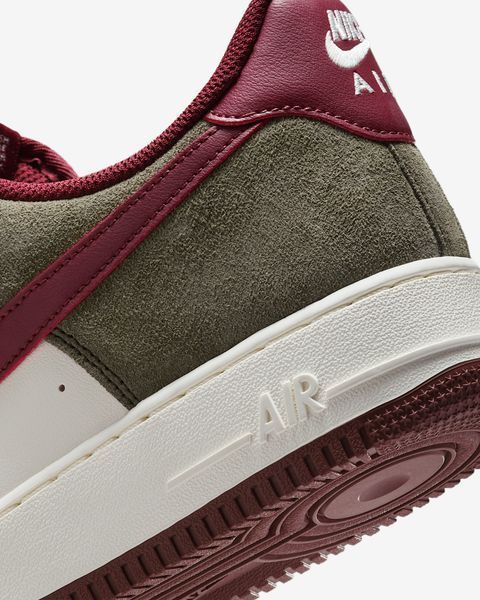 Оригінальні чоловічі кросівки Nike Air Force 1 Low '07 LV8 "Cargo Khaki/Pale Ivory/Dark Team Red" (FQ8714-302) FQ8714-302 фото
