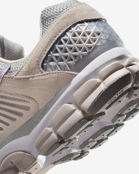 Оригінальні чоловічі кросівки Nike Zoom Vomero 5 "Light Orewood Brown/White/Metallic Platinum/Light Smoke Grey" (HF1553-101) HF1553-101 фото