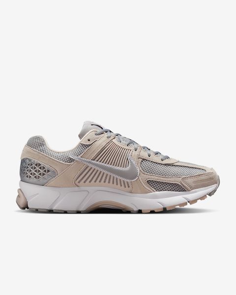 Оригінальні чоловічі кросівки Nike Zoom Vomero 5 "Light Orewood Brown/White/Metallic Platinum/Light Smoke Grey" (HF1553-101) HF1553-101 фото