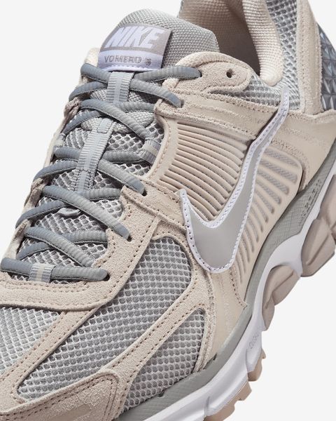 Оригінальні чоловічі кросівки Nike Zoom Vomero 5 "Light Orewood Brown/White/Metallic Platinum/Light Smoke Grey" (HF1553-101) HF1553-101 фото