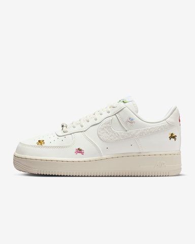 Оригинальные женские кроссовки Nike Wmns Air Force 1 '07 SE LNY "Sail/Phantom/Team Crimson" (IQ1143-100) IQ1143-100 фото