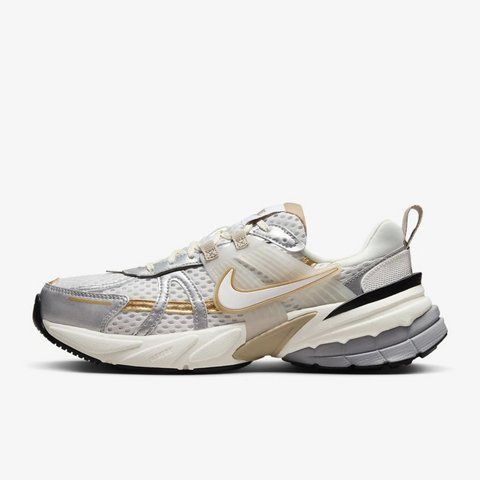 Оригінальні жіночі кросівки Nike Wmns V2K Run "White / Khaki / Metallic Silver" (HJ7245-100) HJ7245-100 фото