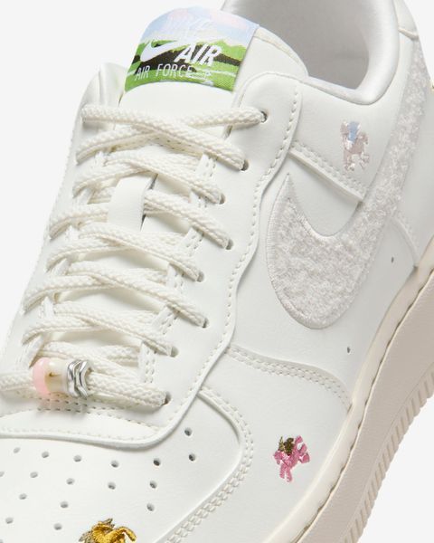 Оригинальные женские кроссовки Nike Wmns Air Force 1 '07 SE LNY "Sail/Phantom/Team Crimson" (IQ1143-100) IQ1143-100 фото
