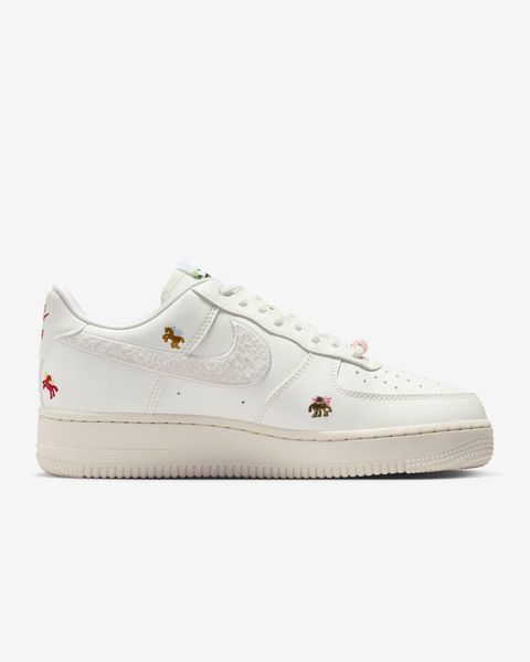 Оригинальные женские кроссовки Nike Wmns Air Force 1 '07 SE LNY "Sail/Phantom/Team Crimson" (IQ1143-100) IQ1143-100 фото