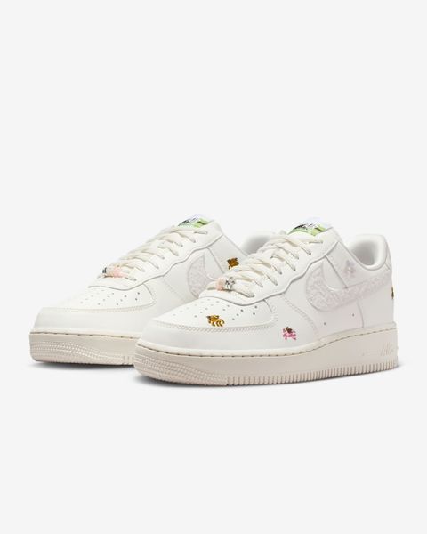 Оригинальные женские кроссовки Nike Wmns Air Force 1 '07 SE LNY "Sail/Phantom/Team Crimson" (IQ1143-100) IQ1143-100 фото