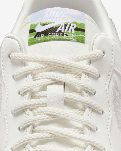Оригинальные женские кроссовки Nike Wmns Air Force 1 '07 SE LNY "Sail/Phantom/Team Crimson" (IQ1143-100) IQ1143-100 фото