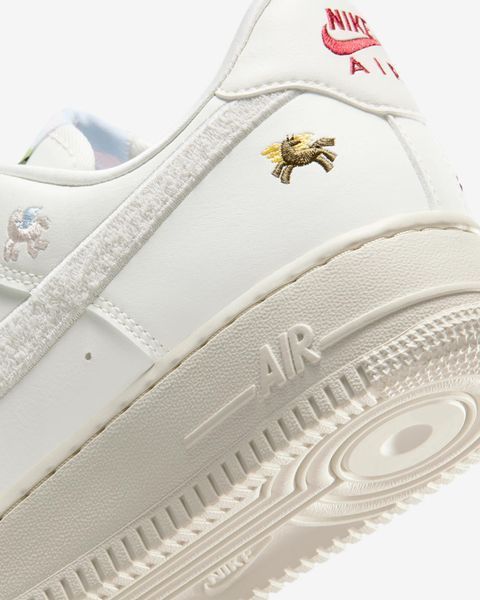 Оригинальные женские кроссовки Nike Wmns Air Force 1 '07 SE LNY "Sail/Phantom/Team Crimson" (IQ1143-100) IQ1143-100 фото