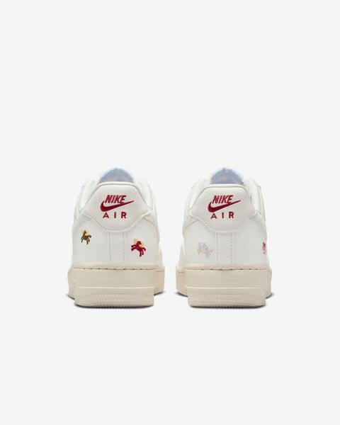 Оригинальные женские кроссовки Nike Wmns Air Force 1 '07 SE LNY "Sail/Phantom/Team Crimson" (IQ1143-100) IQ1143-100 фото