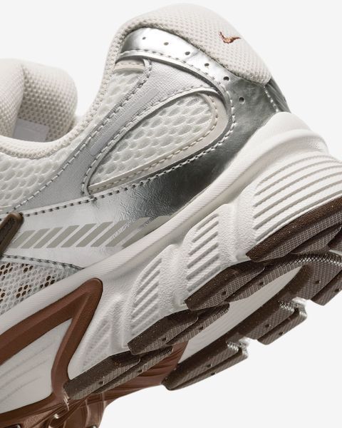 Оригінальні кросівки Nike V5 RNR "Sail/Fauna Brown/Phantom/Light Orewood Brown" (HQ7901-102) HQ7901-102 фото