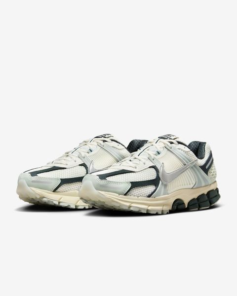 Оригінальні кросівки Nike Wmns Zoom Vomero 5 "Sail/Light Silver/Seaweed/Metallic Silver" (IO7452-133) IO7452-133 фото