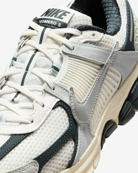 Оригінальні кросівки Nike Wmns Zoom Vomero 5 "Sail/Light Silver/Seaweed/Metallic Silver" (IO7452-133) IO7452-133 фото