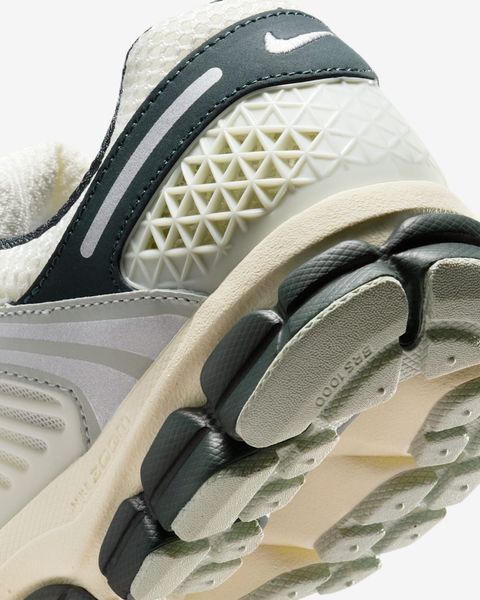 Оригінальні кросівки Nike Wmns Zoom Vomero 5 "Sail/Light Silver/Seaweed/Metallic Silver" (IO7452-133) IO7452-133 фото