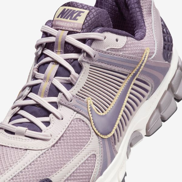 Оригінальні чоловічі кросівки Nike Zoom Vomero 5 "Platinum Violet/Light Violet Ore/Team Gold" (HQ3643-019) HQ3643-019 фото