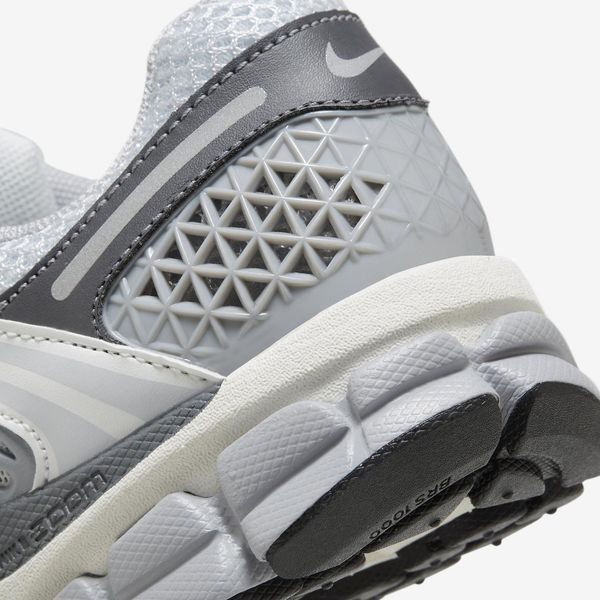 Оригинальные женские кроссовки Nike Wmns Zoom Vomero 5 "Pure Platinum / Metallic SIlver" (FD9919-001) FD9919-001 фото