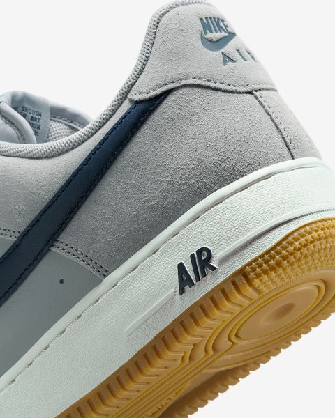 Оригінальні чоловічі кросівки Nike Air Force 1 '07 LV8 "Light Smoke Grey/Gum Light Brown/Summit White/Armory Navy" (IB6388-003) IB6388-003 фото