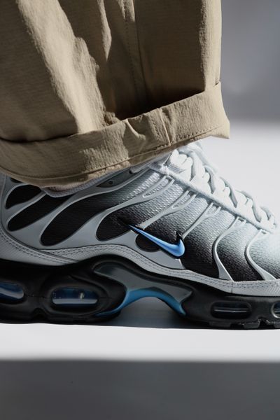 Оригинальные мужские кроссовки Nike Air Max Plus "Pure Platinum/Dark Smoke Grey/Black/University Blue" (DM0032-015) DM0032-015 фото