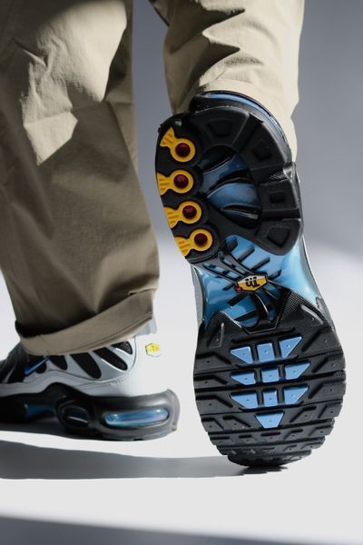 Оригинальные мужские кроссовки Nike Air Max Plus "Pure Platinum/Dark Smoke Grey/Black/University Blue" (DM0032-015) DM0032-015 фото