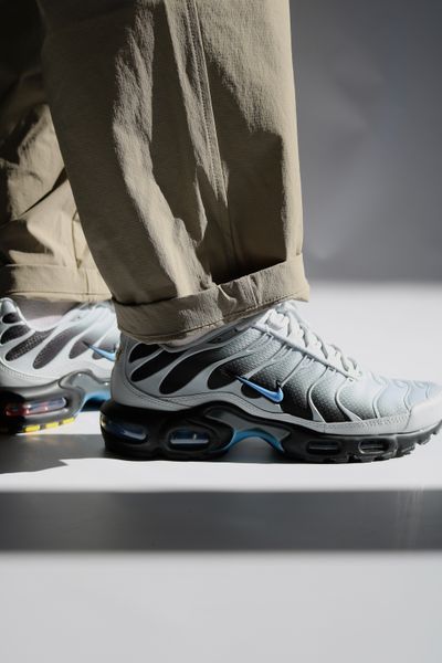 Оригинальные мужские кроссовки Nike Air Max Plus "Pure Platinum/Dark Smoke Grey/Black/University Blue" (DM0032-015) DM0032-015 фото