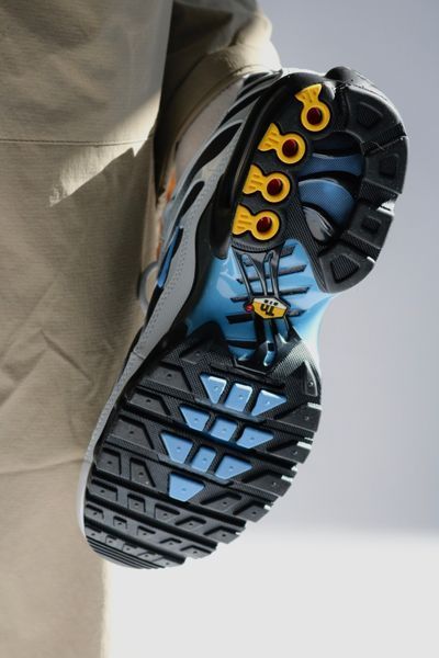 Оригинальные мужские кроссовки Nike Air Max Plus "Pure Platinum/Dark Smoke Grey/Black/University Blue" (DM0032-015) DM0032-015 фото