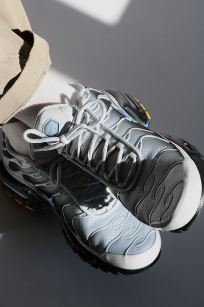 Оригинальные мужские кроссовки Nike Air Max Plus "Pure Platinum/Dark Smoke Grey/Black/University Blue" (DM0032-015) DM0032-015 фото