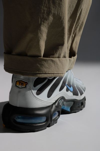 Оригинальные мужские кроссовки Nike Air Max Plus "Pure Platinum/Dark Smoke Grey/Black/University Blue" (DM0032-015) DM0032-015 фото