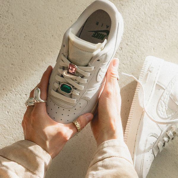 Оригінальні жіночі кросівки Nike Air Force 1 Low Premium "Light Bone / Light Bone / Kelly Green" (DN5463-001) DN5463-001 фото