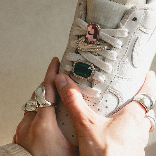 Оригінальні жіночі кросівки Nike Air Force 1 Low Premium "Light Bone / Light Bone / Kelly Green" (DN5463-001) DN5463-001 фото