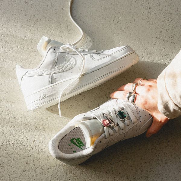 Оригінальні жіночі кросівки Nike Air Force 1 Low Premium "Light Bone / Light Bone / Kelly Green" (DN5463-001) DN5463-001 фото