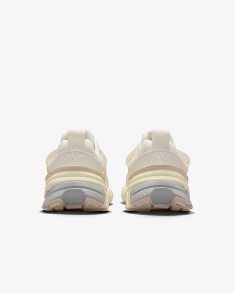 Оригінальні жіночі кросівки Nike Wmns V2k Run "Pale Ivory / Pale Ivory / Coconut Milk" (HQ1512-110) HQ1512-110 фото