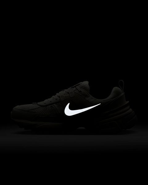 Оригінальні жіночі кросівки Nike Wmns V2k Run "Pale Ivory / Pale Ivory / Coconut Milk" (HQ1512-110) HQ1512-110 фото