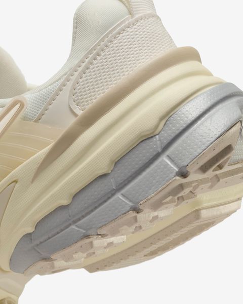 Оригінальні жіночі кросівки Nike Wmns V2k Run "Pale Ivory / Pale Ivory / Coconut Milk" (HQ1512-110) HQ1512-110 фото