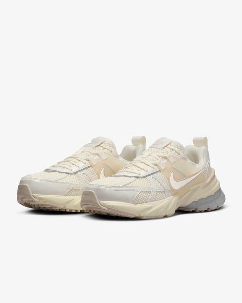 Оригінальні жіночі кросівки Nike Wmns V2k Run "Pale Ivory / Pale Ivory / Coconut Milk" (HQ1512-110) HQ1512-110 фото