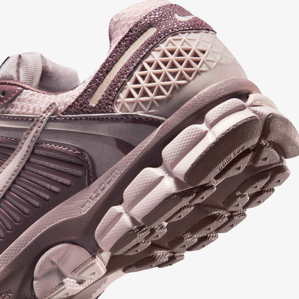Оригінальні жіночі кросівки Nike Zoom Vomero 5 "Tattoo/Particle Rose/Light Violet Ore" (II6236-500) II6236-500 фото