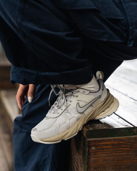 Оригінальні жіночі кросівки Nike V2K Run GORE-TEX "Light Iron Ore/Light Bone/Khaki" (FZ2622-002) FZ2622-002 фото