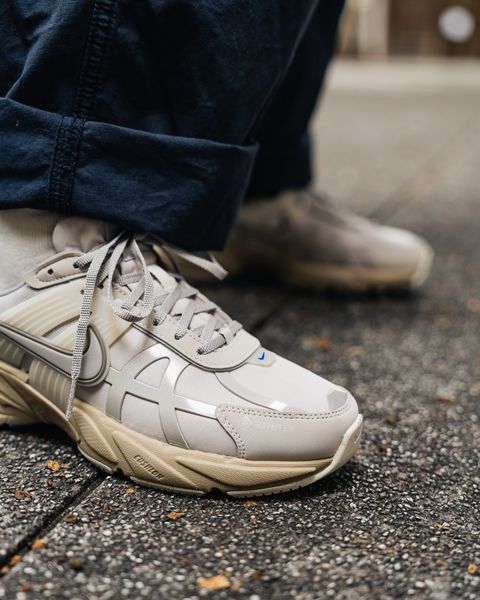 Оригінальні жіночі кросівки Nike V2K Run GORE-TEX "Light Iron Ore/Light Bone/Khaki" (FZ2622-002) FZ2622-002 фото