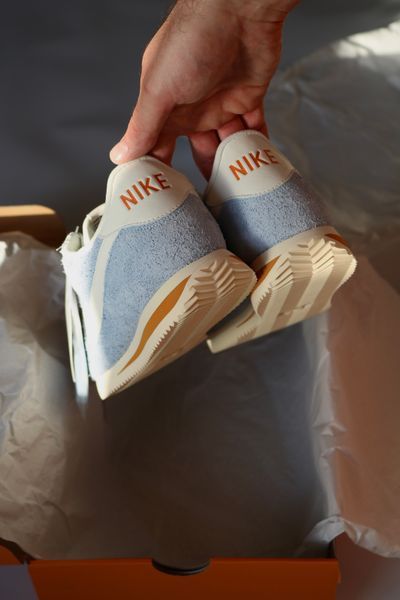 Оригинальные мужские кроссовки Nike Cortez SE Suede "Psychic Blue/Monarch/Muslin" (HF3142-400) HF3142-400 фото