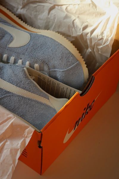 Оригинальные мужские кроссовки Nike Cortez SE Suede "Psychic Blue/Monarch/Muslin" (HF3142-400) HF3142-400 фото