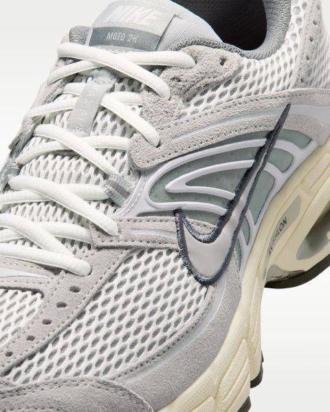 Оригінальні чоловічі кросівки Nike Air Max Moto 2k "Grey Fog / Gunsmoke / Coconut Milk" (IQ4924-005) IQ4924-005 фото