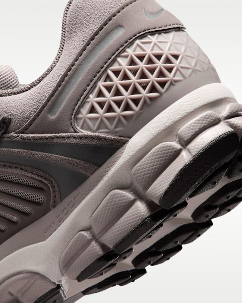Оригинальные мужские кроссовки Nike Zoom Vomero 5 SE "College Grey/Cave Stone/Sail/Medium Ash" (IV6857-002) IV6857-002 фото