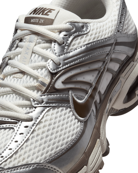 Оригинальные кроссовки Nike Wmns Air Max Moto 2k "Phantom/Metallic Silver/Light Bone/Baroque Brown" (IO1915-030) IO1915-030 фото